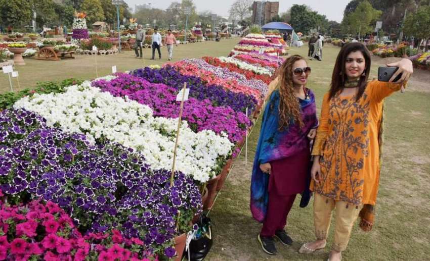 لاہور: جیلانی پارک میں پھلوں کی نمائش دیکھنے کے لیے آنے والی ..