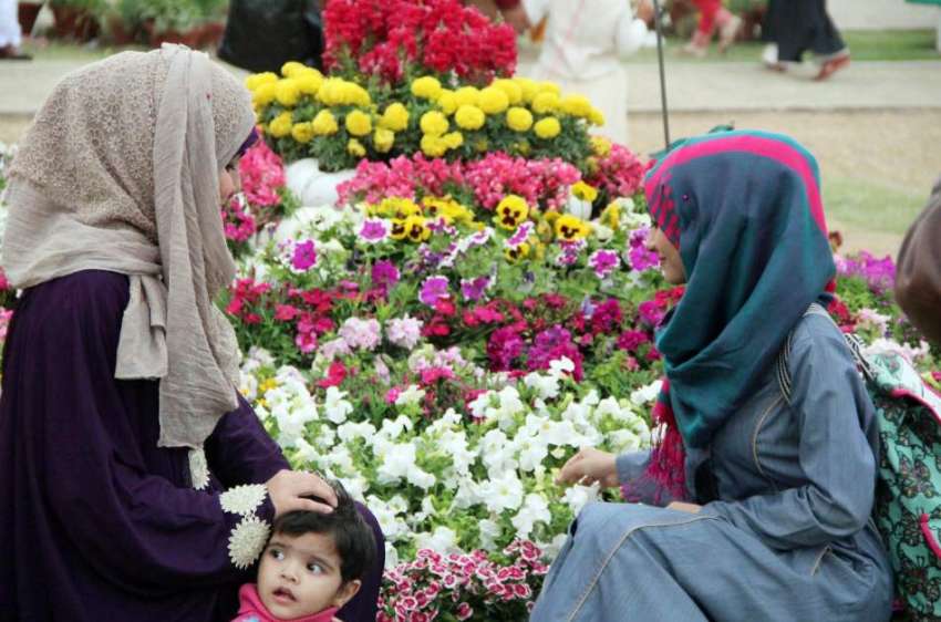 کراچی: ڈی ایچ اے کے زیر اہتمام سالانہ فلاور شو میں خواتین ..