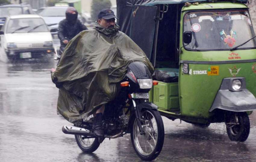 لاہور: موٹر سائیکل سوار نے بارش سے بچنے کے لیے پلاسٹک کی ..