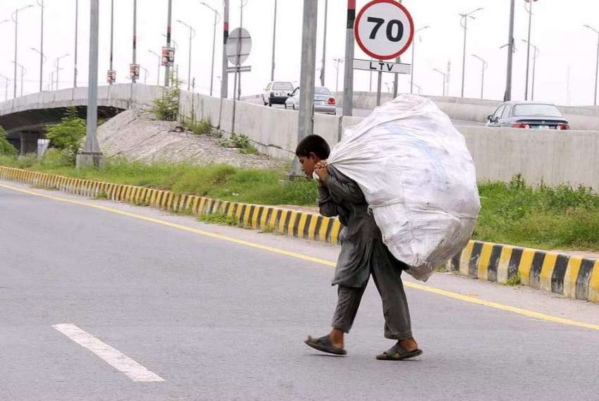 اسلام آباد: خانہ بدوش بچہ کار آمد اشیاء اکٹھی کر کے لیجا ..