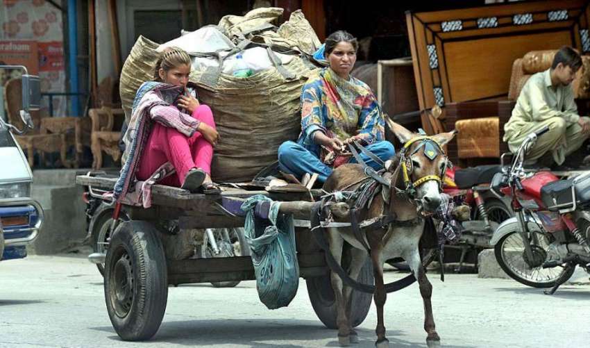 راولپنڈی: خانہ بدوش خواتین گدھا ریڑھی پر سوار کار آمد اشیاء ..