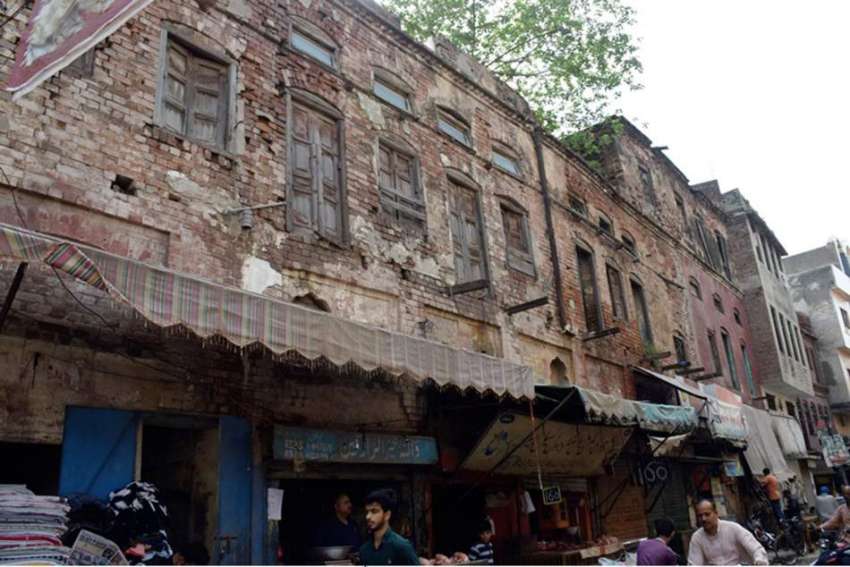 لاہور: فلیمنگ روڈ پر واقع خستہ حال عمارت کے نیچے کاروبار ..