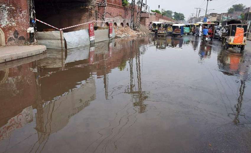 لاہور: شہر میں ہونے والی بارش کے بعد معروف شاہراہ پر بارش ..