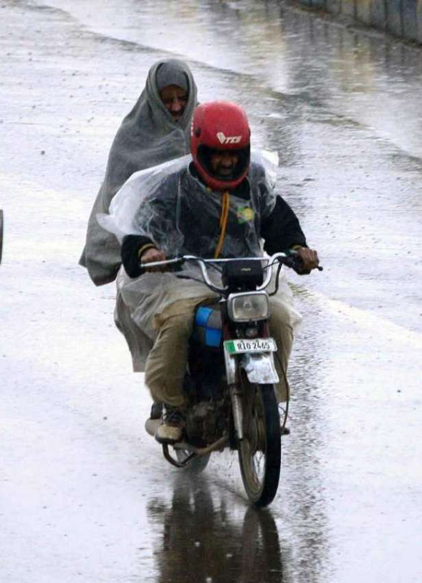 راولپنڈی: موٹر سائیکل سوار دوران بارش اپنی منزل کی جانب ..