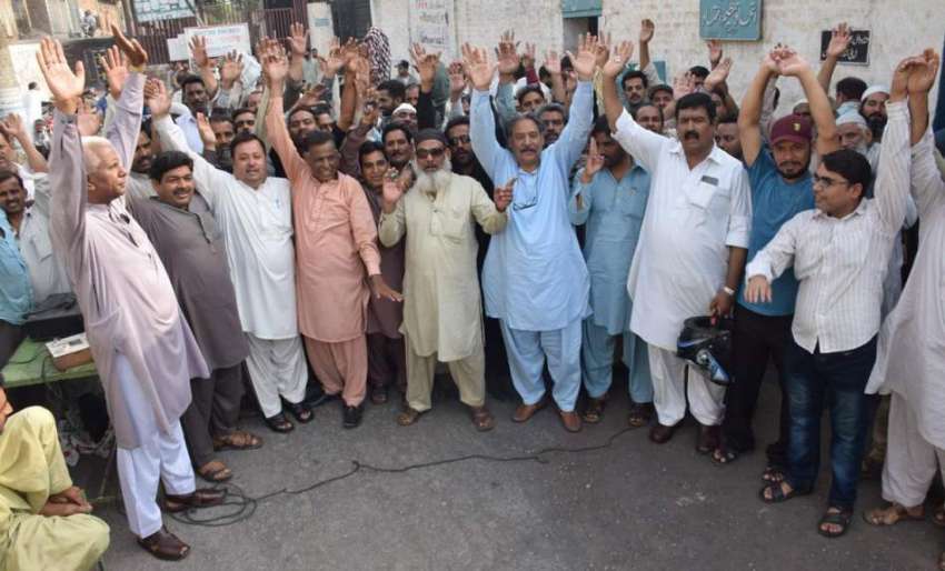 لاہور: مغلپورہ سٹیل شاپ کے باہر ریلوے ملازمین اپنے مطالبات ..