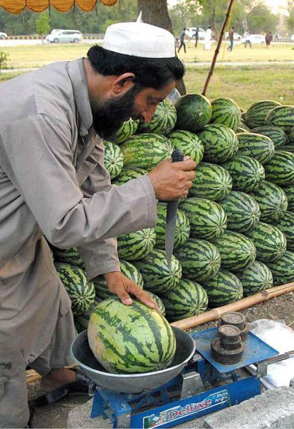 اسلام آباد: دکاندار گاہکوں کو متوجہ کرنے کے لیے تربوز سجا ..