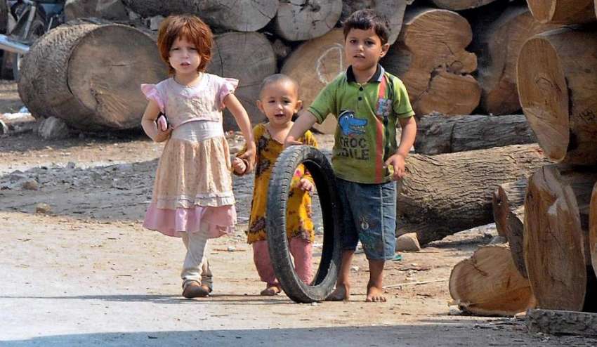 راولپنڈی: سکول جانے سے محروم بچے کھیل کود میں مصروف ہیں۔ ..