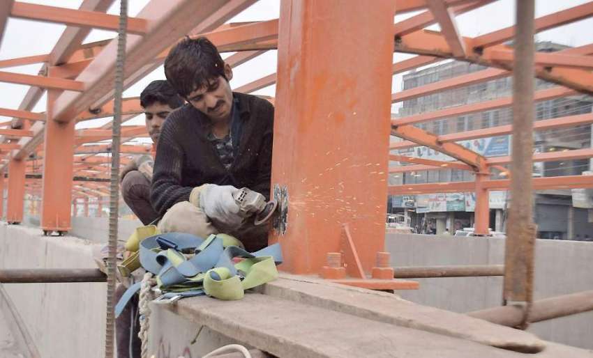 لاہور: مزدور اورنج ٹرین منصوبے کے تعمیراتی کام میں مصروف ..