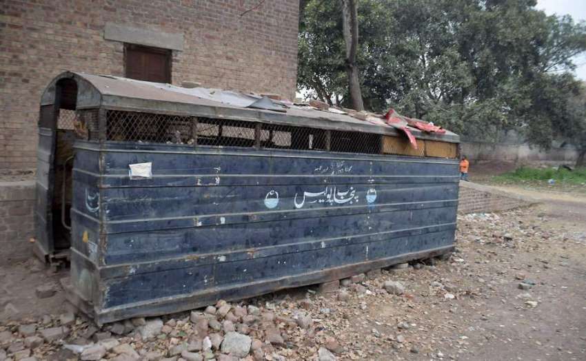لاہور: پیکو فیکٹری کے ساتھ ریلوے لائنوں کے سامنے پولیس وین ..