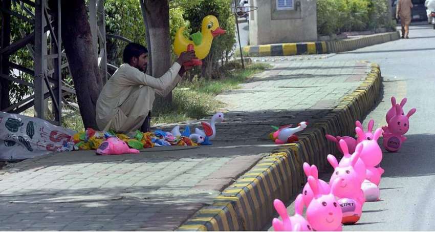 راولپنڈی: دکاندار نے سڑک کنارے گاہکوں کو متوجہ کرنے کے لیے ..