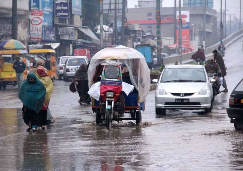 سرگودھا: بارش کے جمع شدہ پانی سے گاڑیاں گزر رہی ہیں۔