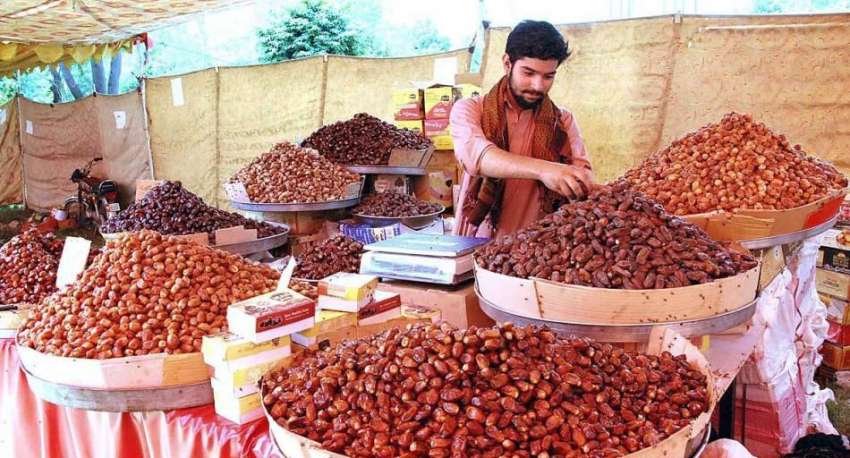 اسلام آباد: رمضان سستا بازار میں ایک دکاندار گاہکوں کو متوجہ ..
