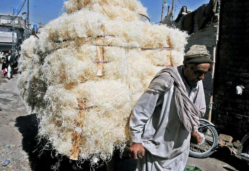 راولپنڈی: موسم گرمی کی آمد آمد کے باعث ایک محنت کش ہتھ ریڑھی ..