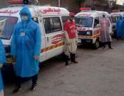 حیدرآباد، ایدھی کے رضا کار کورونا وائرس سے بچائو کا لباس پہنے گاڑیوں ..