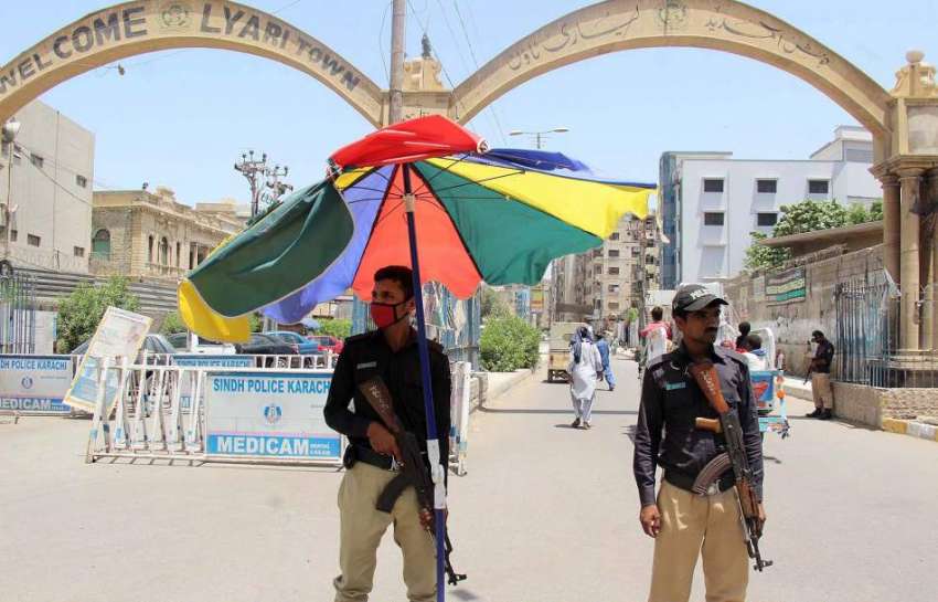 کراچی : لیاری کے مرکزی گیٹ کے پاس سخت گرمی اور ماہ رمضان المبارک
کے ..