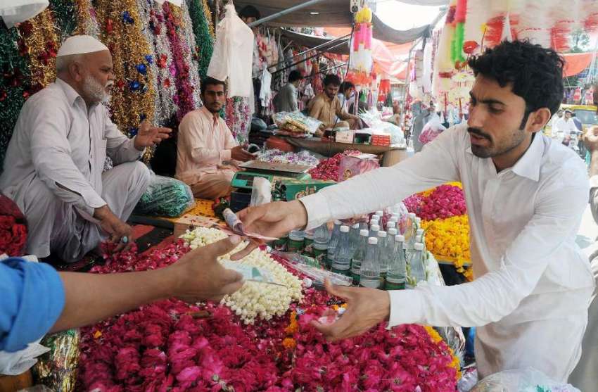 راولپنڈی: ینی کے علاقے میں ایک شہری پھول خرید رہا ہے۔