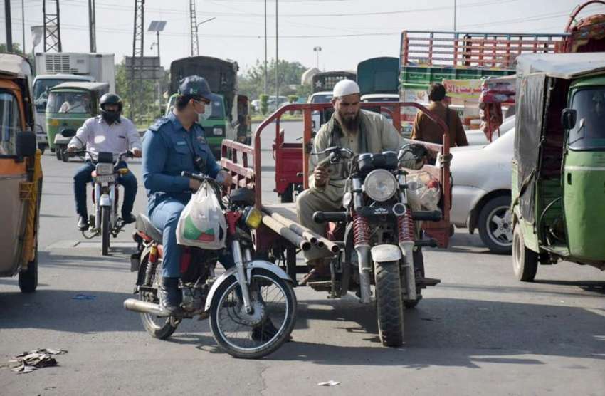 لاہور: لاری اڈامیں ٹریفک وارڈن رکشہ ڈرائیور کا قانون کی ..