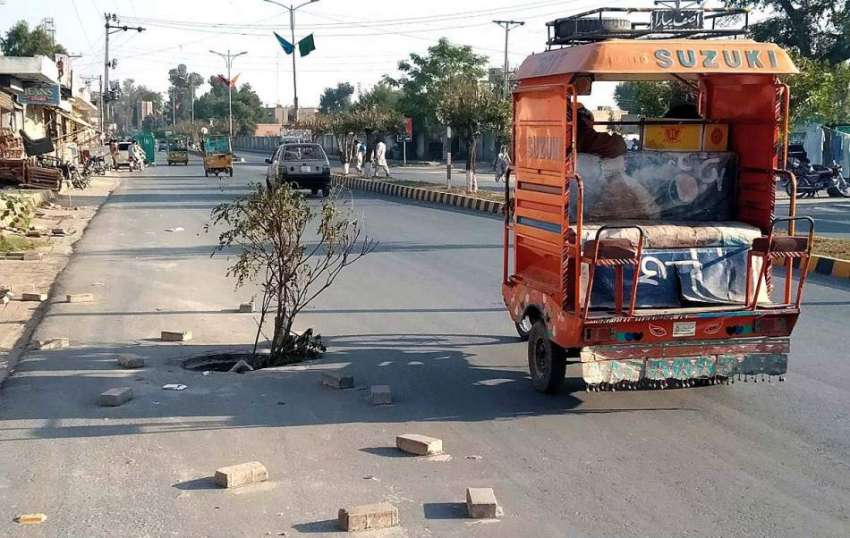 بہاولپور: سڑک کنارے میں سیوریج کے کھلے گٹر جو کسی بڑے حادثے ..