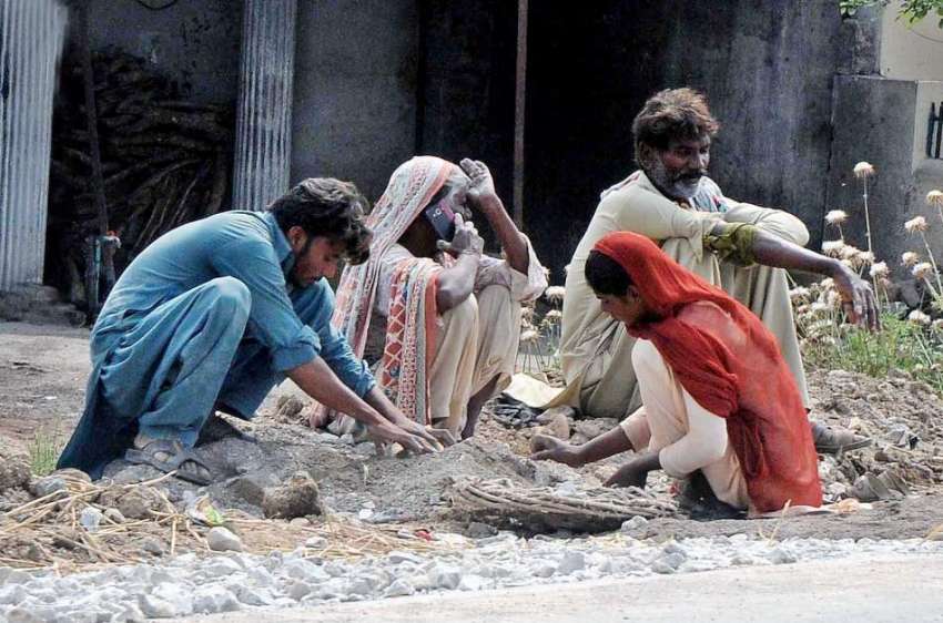 راولپنڈی: محنت کش خانہ بدوش فیملی جی ٹی روڈ پر سڑک کے تعمیراتی ..