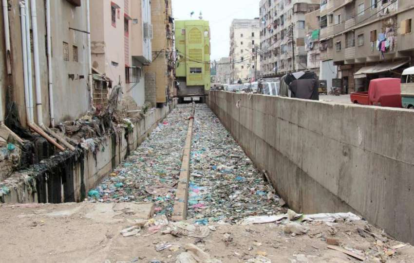 کراچی: پراناحاجی کیمپ پر کورٹ کے احکامات کے باوجود نالے ..