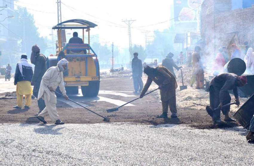 حیدرآباد: لطیف آباد میں مزدور نئی ​​سڑک کی تعمیراتی کام ..