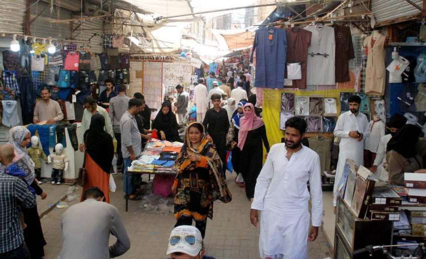 کراچی :صدر بوہری بازار میں شہری پانچ بجے سے قبل عید کی خریداری ..