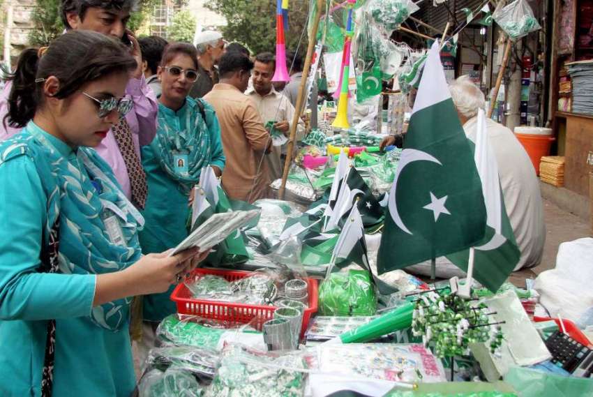 کراچی : جشن آزادی کی تیاریوں کے سلسلے میں خواتین ایک سٹال ..