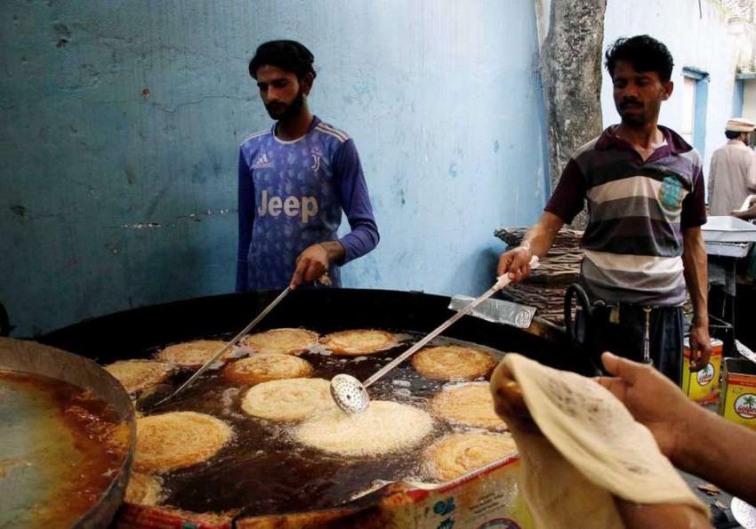 راولپنڈی: کاریگر پھینیاں تیار کر رہے ہیں۔