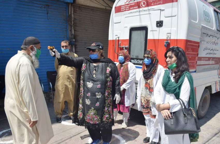 لاہور : محکمہ صحت کاعملہ کورونا وائرس کی تشخیص کے لئے ایک ..