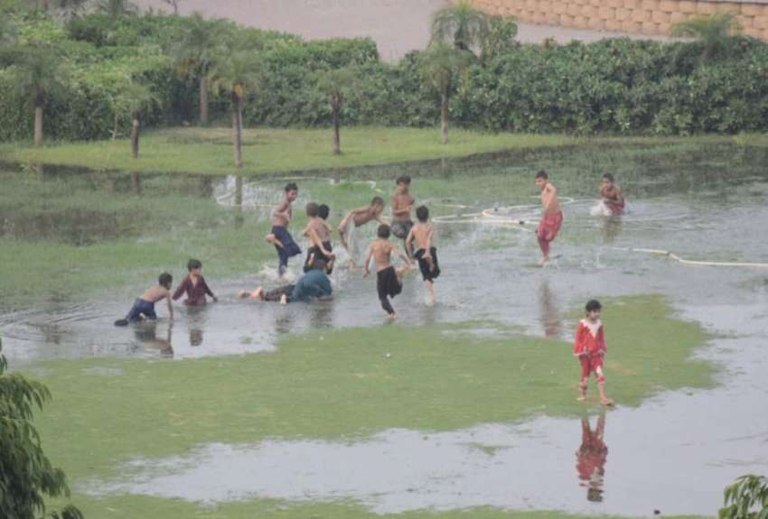 لاہور : راوی روڈ سے ملحقہ پارک میں بچے پانی میں کھیل رہے ہیں۔ ..