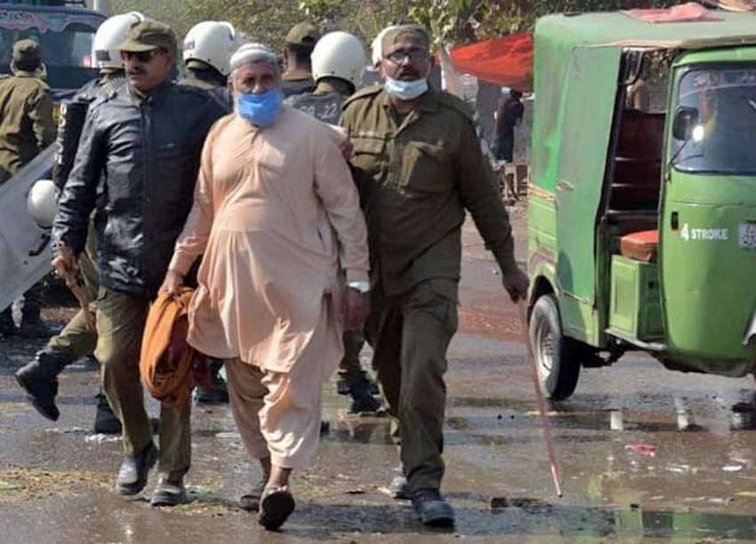 لاہور، پولیس اہلکار ٹھوکرنیاز بیگ پر احتجاج کرنے والے بزرگ ..