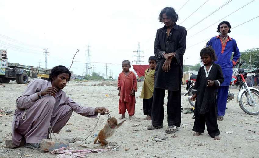 حیدرآباد: ایک محنت کش روزی کمانے کے لئے بچوں کو بندر کا تماشہ ..