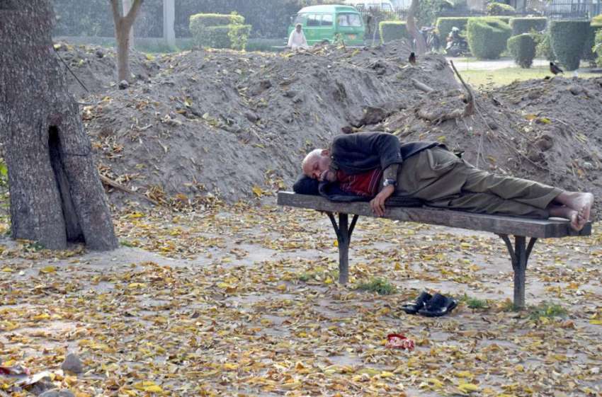 لاہور : جیلانی پارک میں ایک شہری بینچ پر لیٹا نیند کے مزے ..