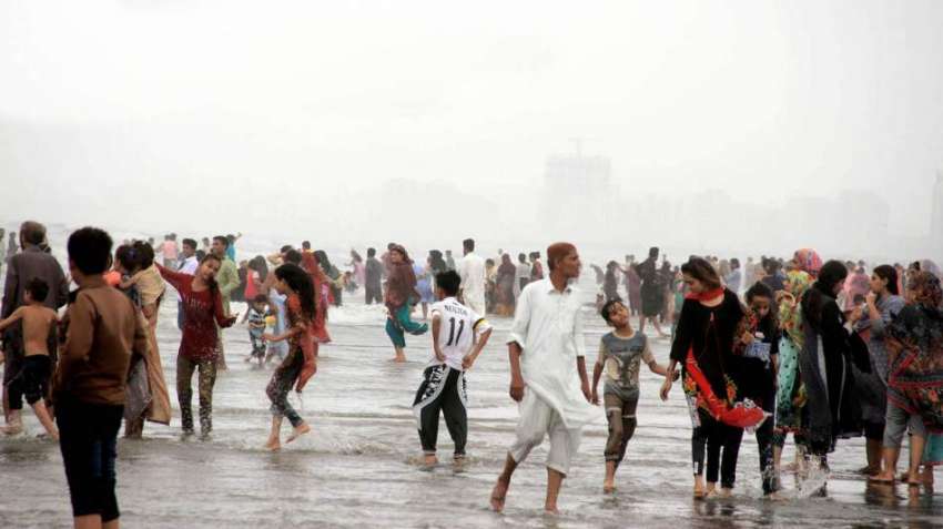 کراچی: لاک ڈاؤن کے بعد بڑی تعداد میں شہری سی ویو پرمحظوظ ..