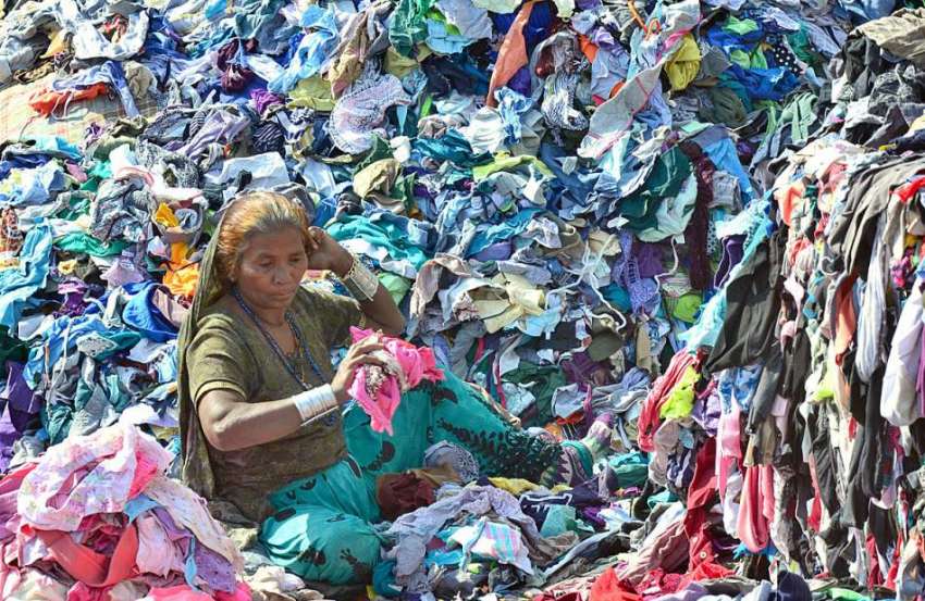 حیدرآباد: ایک بزرگ مزدور خاتون گودام میں کپڑوں کے ٹکڑوں ..