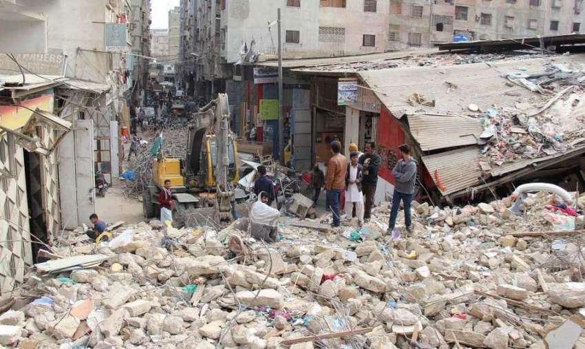 کراچی :سومر اگلی ٹمبر مارکیٹ میں گرنے والی عمارت کا ملبہ ..