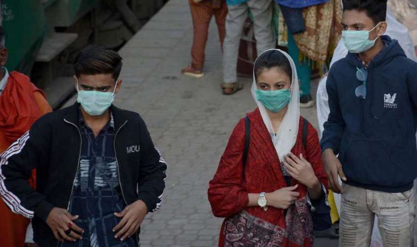 کراچی، کورونا سے بچائو کیلئے ماسک پہنے ہوئے نوجوان کینٹ ..