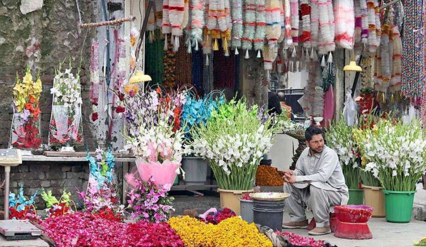 راولپنڈی: بنی چوک پر اپنی دکان پر گاہکوں کو راغب کرنے کے ..
