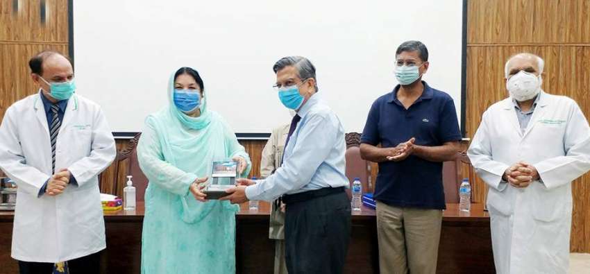 لاہور: صوبائی وزیر ڈاکٹریاسمین راشد چلڈرن ہسپتال میں کورونا ..