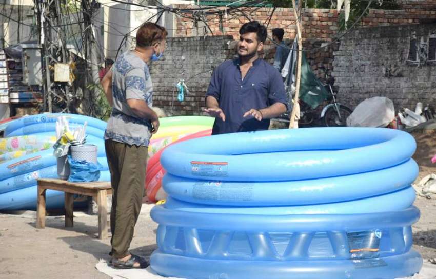 لاہور:شہری بچوں کے نہانے کیلئے پلاسٹک کا ٹب خرید رہا ہے۔ ..