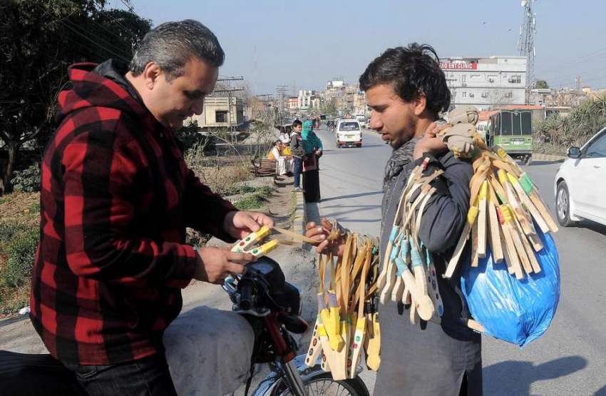 راولپنڈی: مریڑ حسن کے علاقے میں ایک شہری غلیل خرید رہا ہے۔ ..