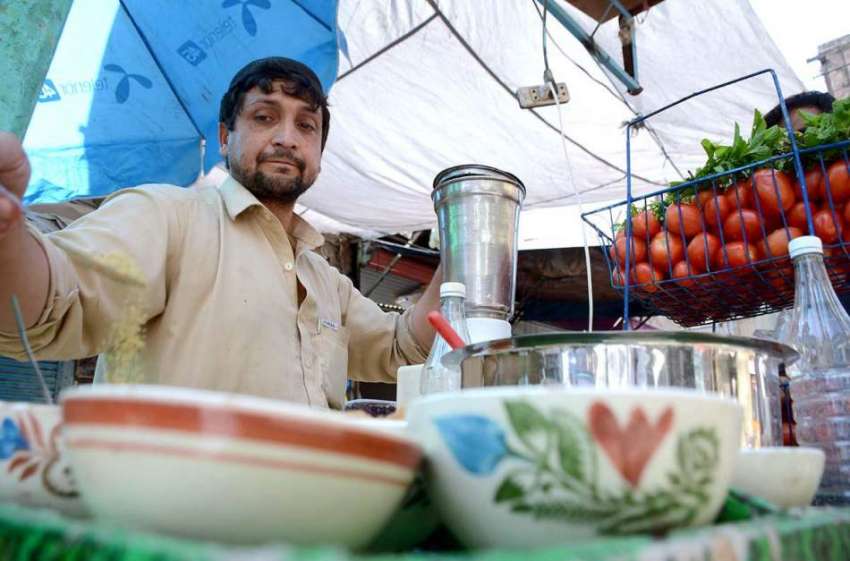 پشاور: رمضان المبارک دوران روایتی کھانے کی چیز چٹنی تیار ..