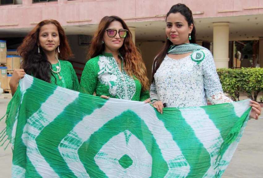 کراچی : جشن آزادی کے حوالے سے خواتین نے سبز اور سفید رنگ کے ..