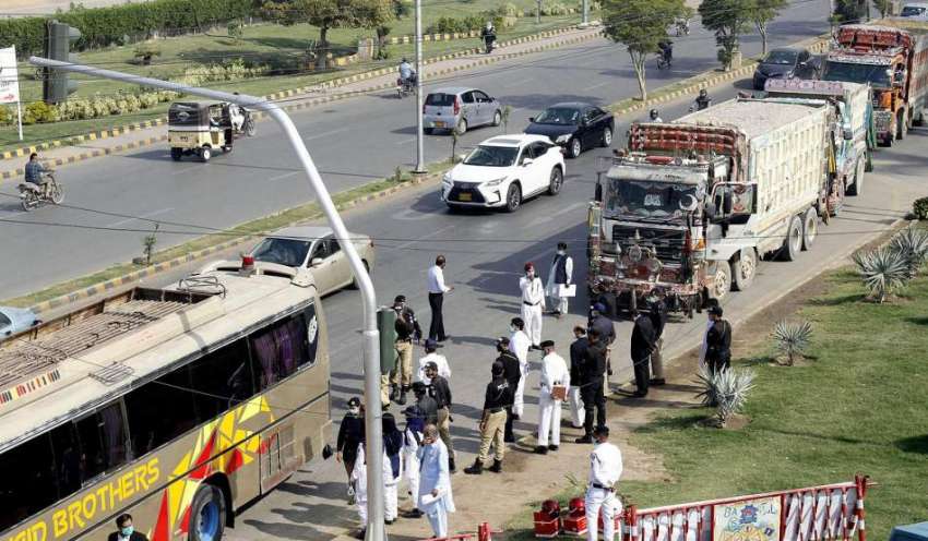 کراچی، سٹیڈیم روڈ پر ٹریفک پولیس کی جانب سے ٹریفک کے قوانین ..