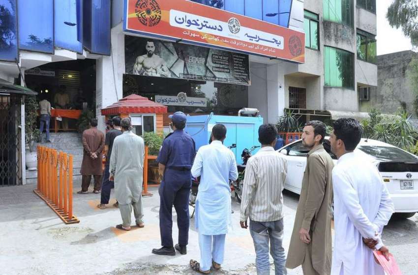 اسلام آباد: جی۔ 7 سیکٹر میں بحریہ دسترخوان میں کھانا لینے ..