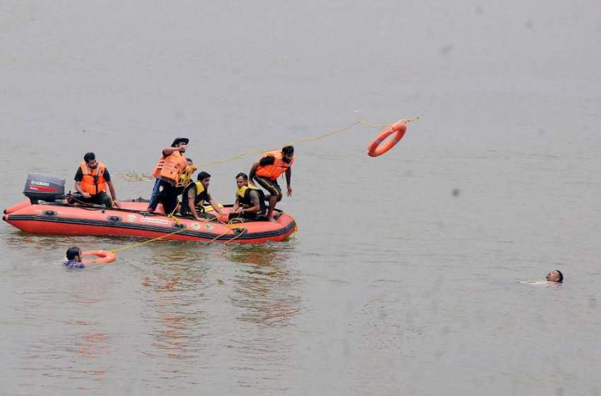 راولپنڈی: ریسکیو1122 اہلکار راول ڈیم میں سیلاب سے نمٹنے کیلئے ..