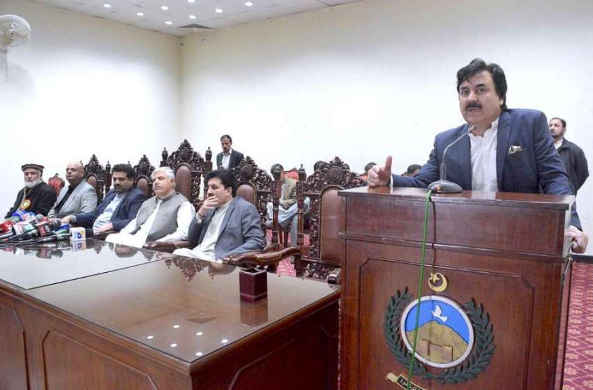 پشاور: خیبر پختونخواہ کے صوبائی وزیر اطلاعات شوکت یوسفزئی ..