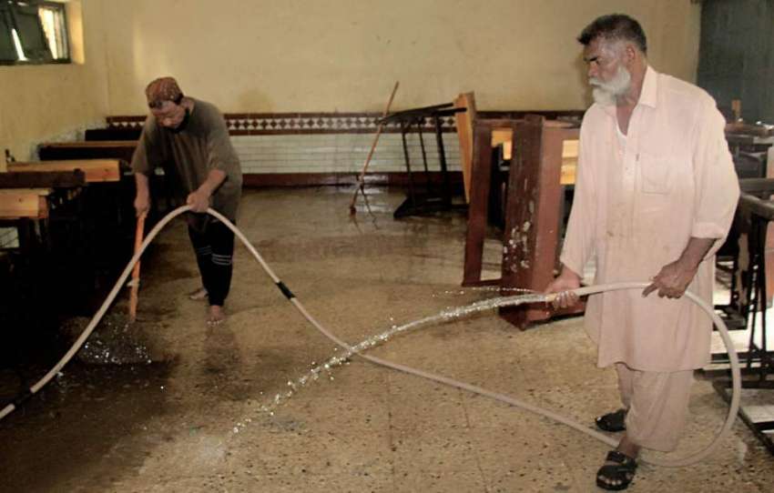 کراچی :سکول کھلنے سے قبل گورنمنٹ بوائز سکینڈری سکول کی صفائی ..