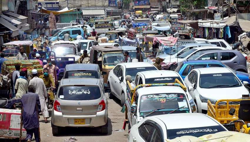 حیدرآباد: ٹاور مارکیٹ روڈ پر بڑے پیمانے پر ٹریفک جام کا منظر۔
