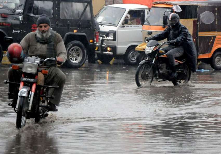 راولپنڈی: موٹر سائیکل سوار دن بھر جاری رہنے والی بارش کے ..